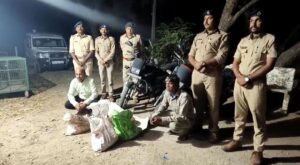 રેંજ કચેરી ખાતે હાજર થયેલ બંને શિકારીઓ તસ્વીરમાં દ્રષ્ટિગોચર થઈ રહ્યા છે